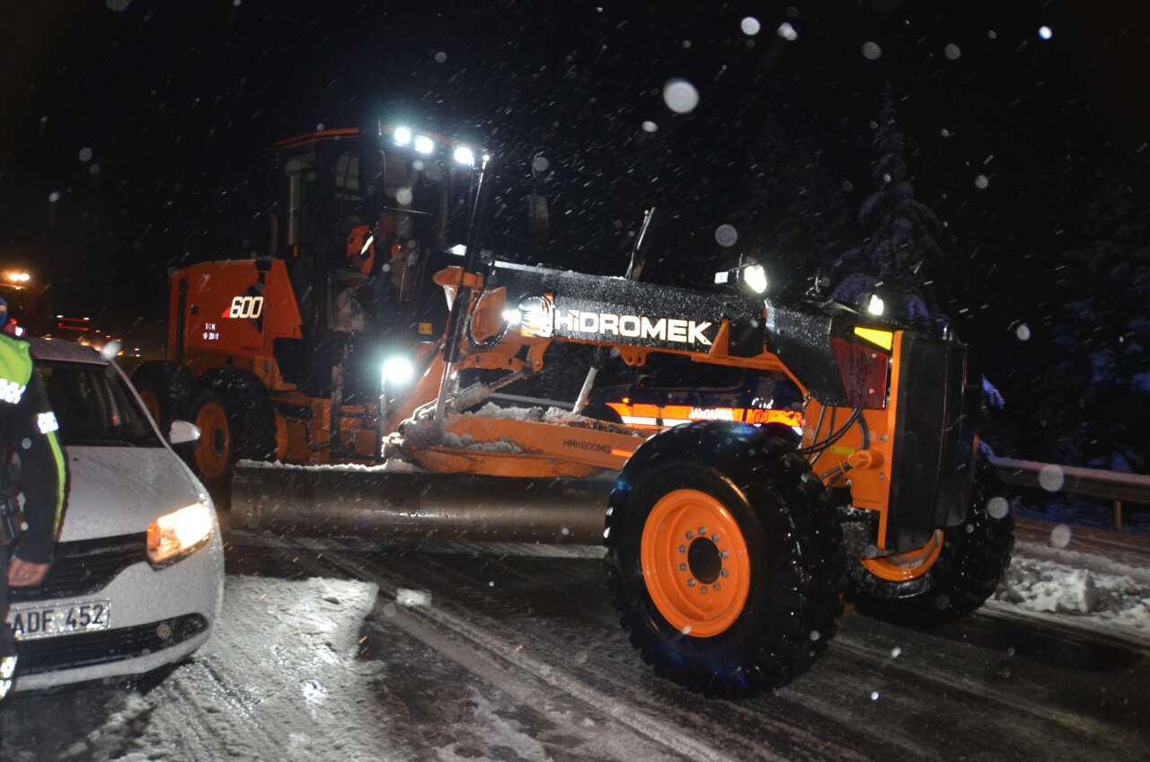 Konya yolunda kar kalınlığı 30 santime çıktı 6